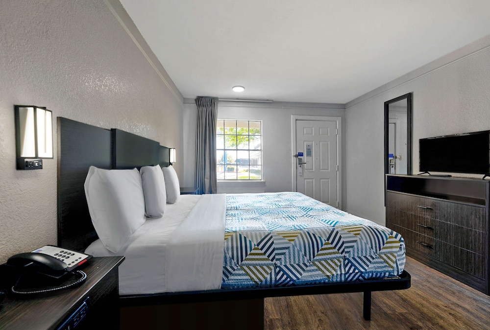 Deluxe Suite, 1 King Bed, Non Smoking - Photo 4