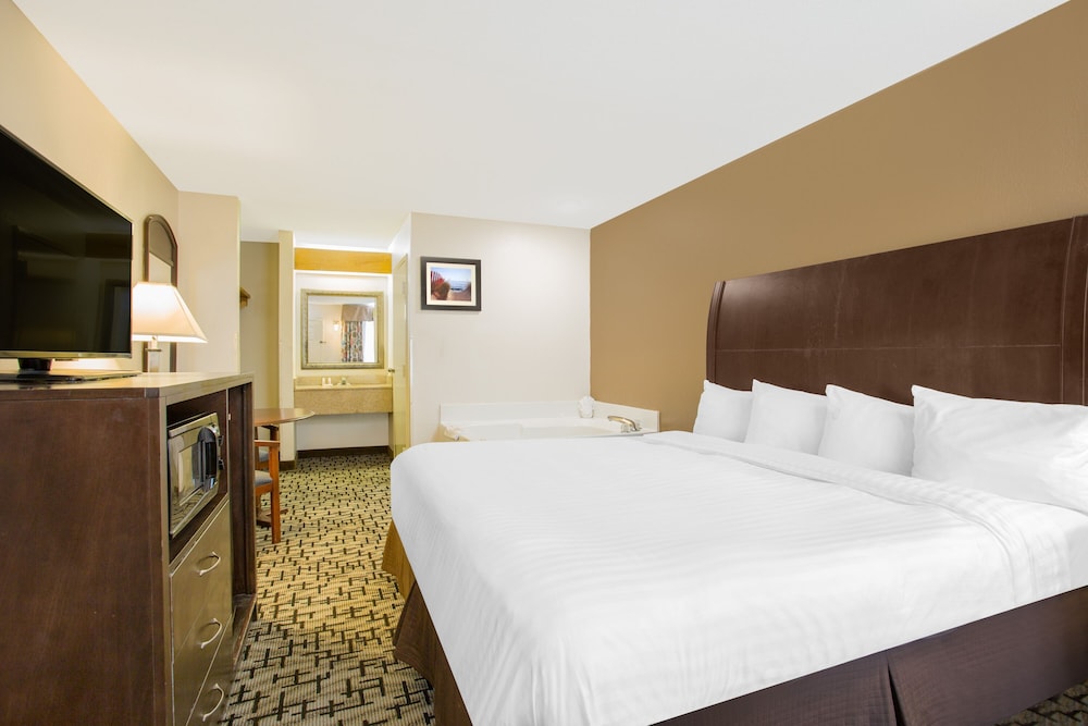 Suite, 1 King Bed, Non Smoking, Jetted Tub - Photo 5