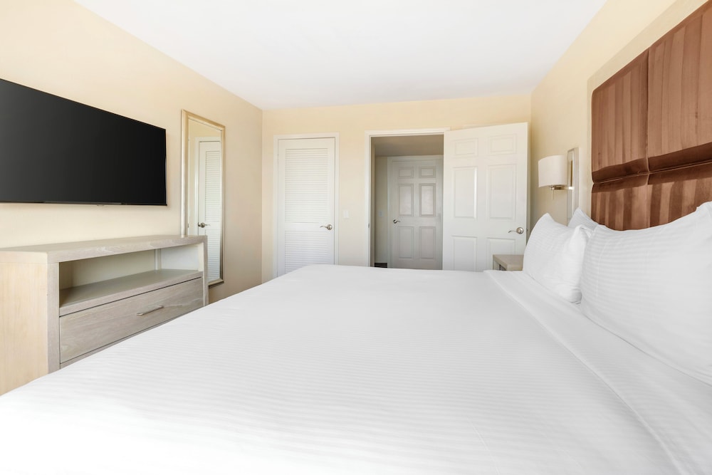 1 Bedroom Ocean View King Suite Plus Balcony - Photo 5