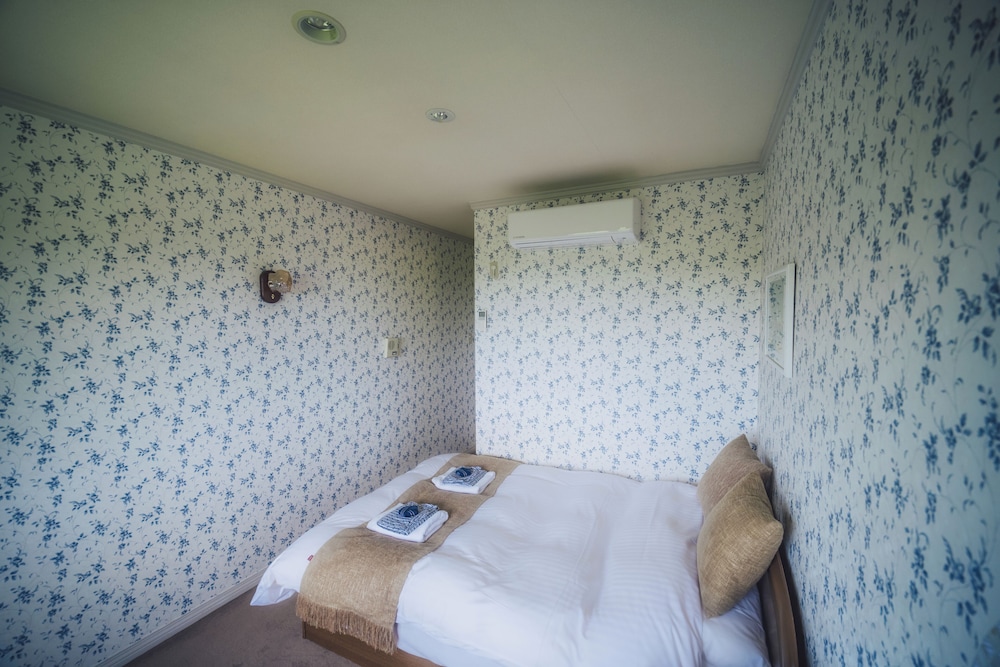 Design Room, 1 Double Bed, Partial Sea View photo 3