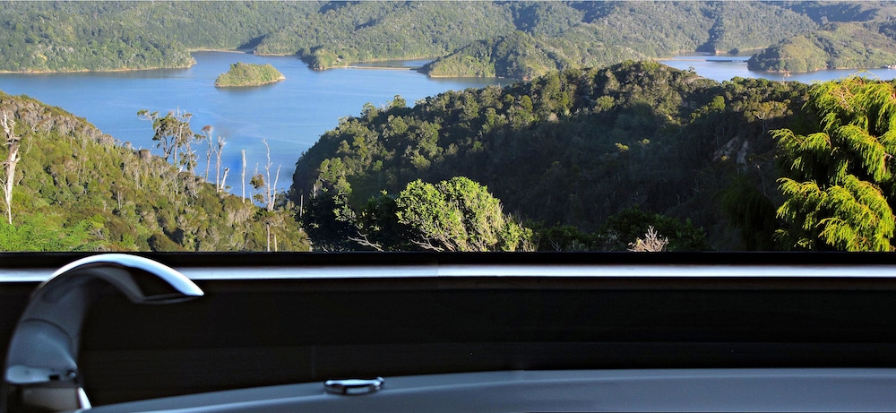 Luxury Suite, 1 King Bed, Jetted Tub, Bay View photo 2