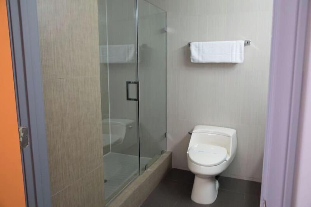 Deluxe Room, 1 King Bed, Non Smoking - Photo 3