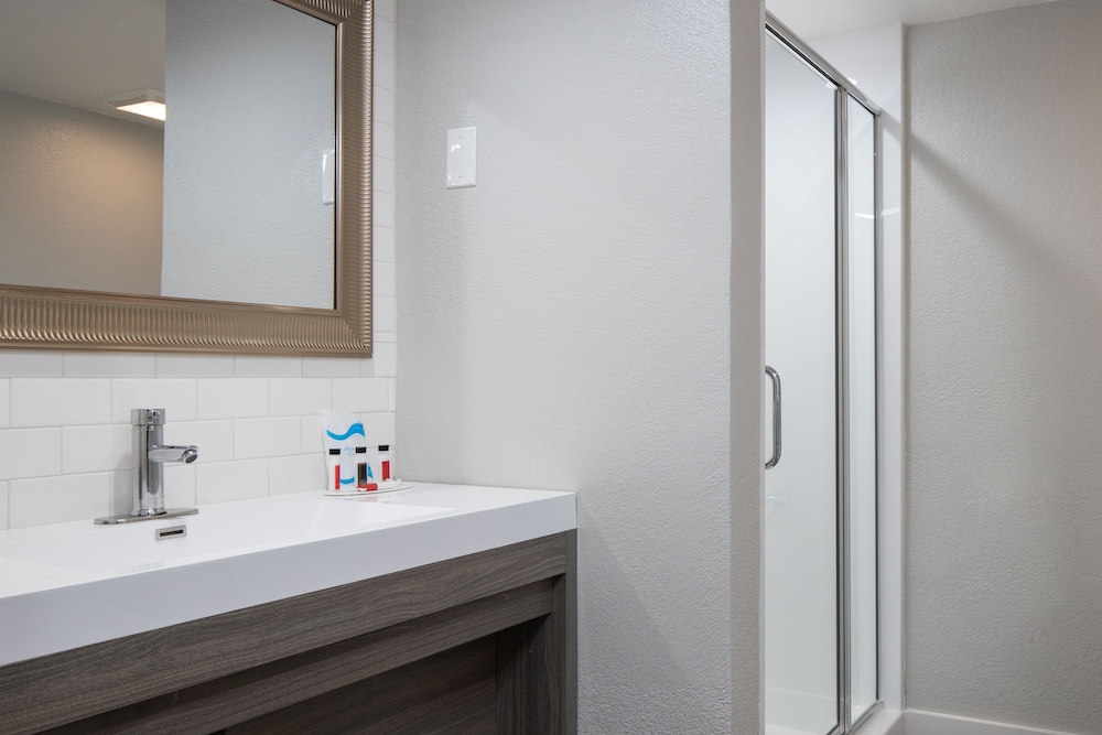 Junior Suite, 1 King Bed, Non Smoking - Photo 4