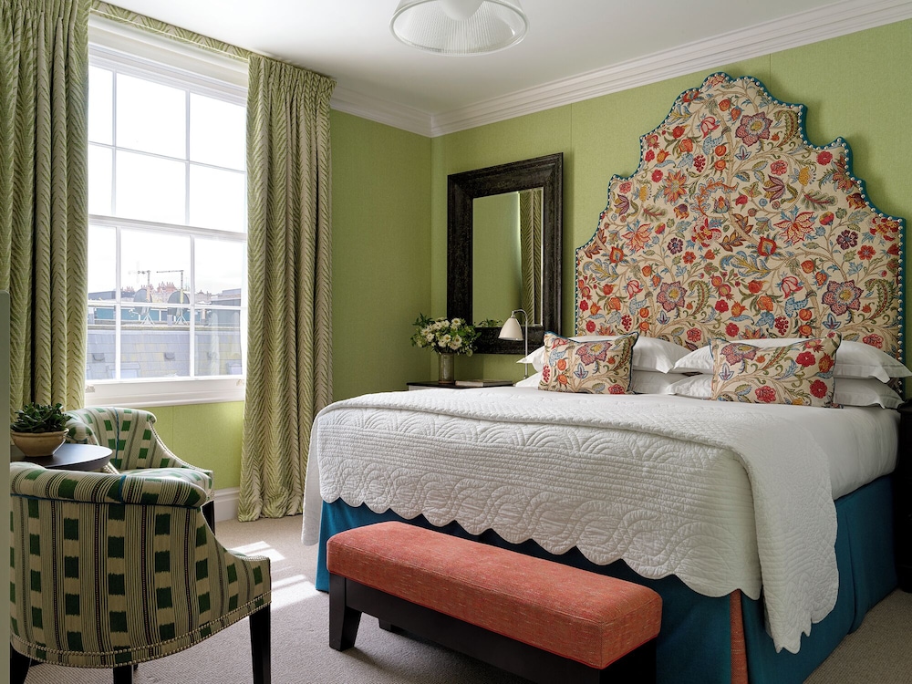Accessible Deluxe King Room photo 2