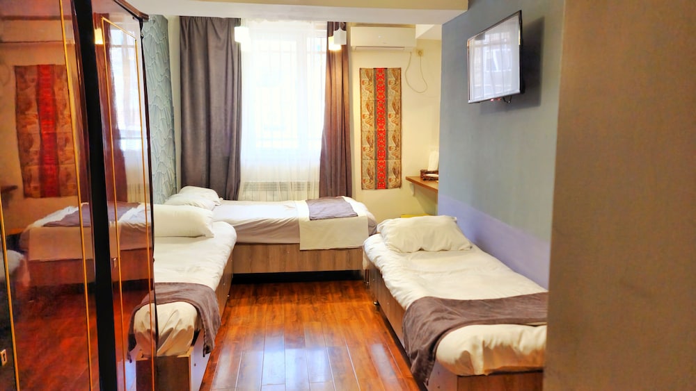 Classic Quadruple Room, Air conditioning, City View