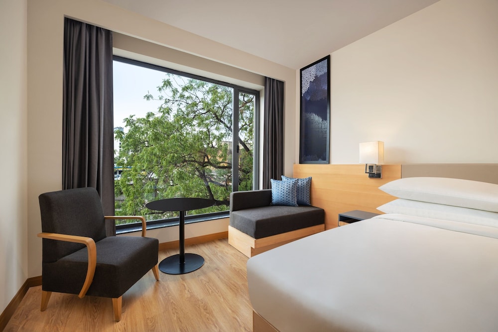 Room, 1 King Bed, City View - Photo 2