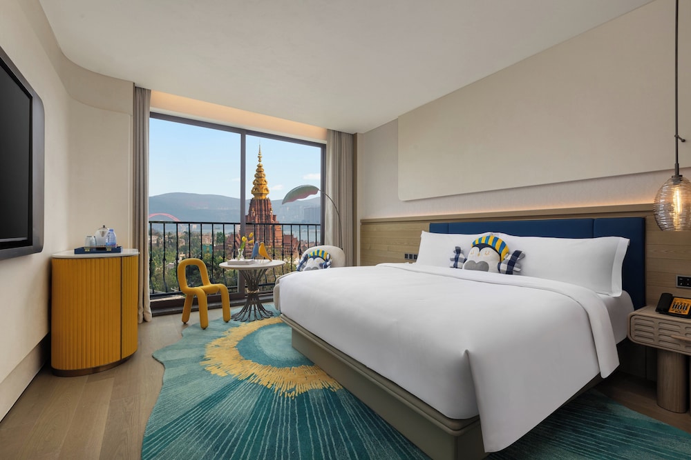 Standard Room, 1 King Bed, Balcony (Super King, Golden Pagoda View) photo 1