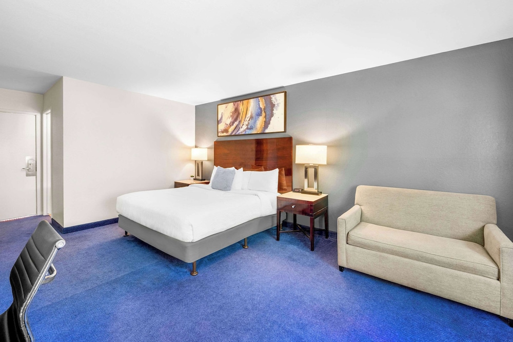 Standard Room, 1 King Bed, Non Smoking - Photo 2