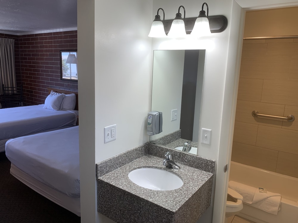 Deluxe Room, 2 Queen Beds, Smoking