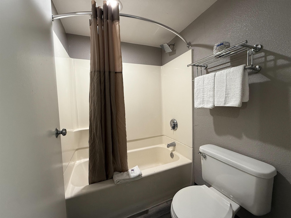 Deluxe Room, 2 Queen Beds, Non Smoking, Refrigerator & Microwave photo 2