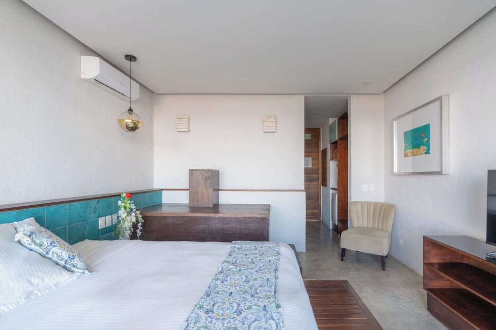 Comfort Suite, 1 King Bed, Pool Access, Ocean View photo 2