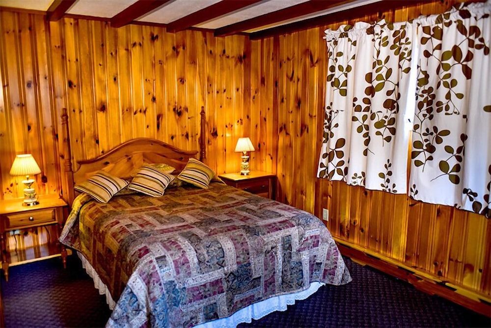 Honeymoon Room, 1 Queen Bed, Hot Tub, Beach View photo 1