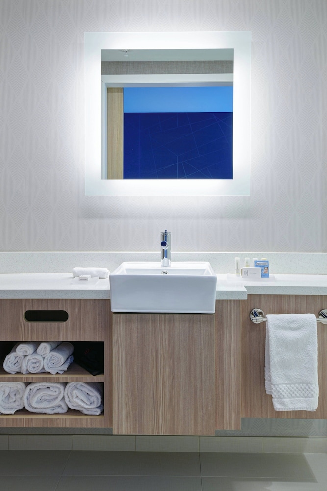 Suite, 1 King Bed, City View (Hearing Accessible) - Photo 8