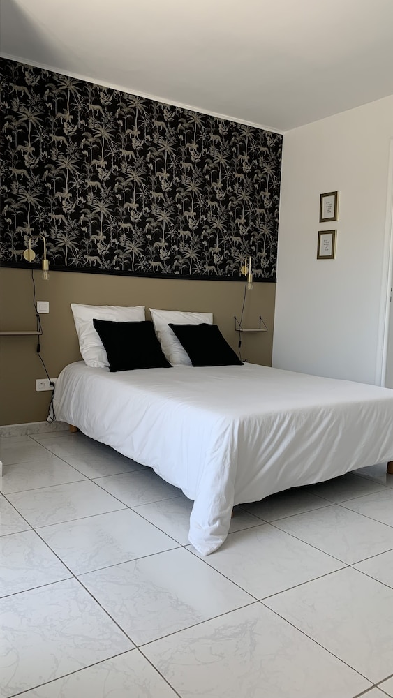 Standard Double Room, Private Bathroom - Photo 6