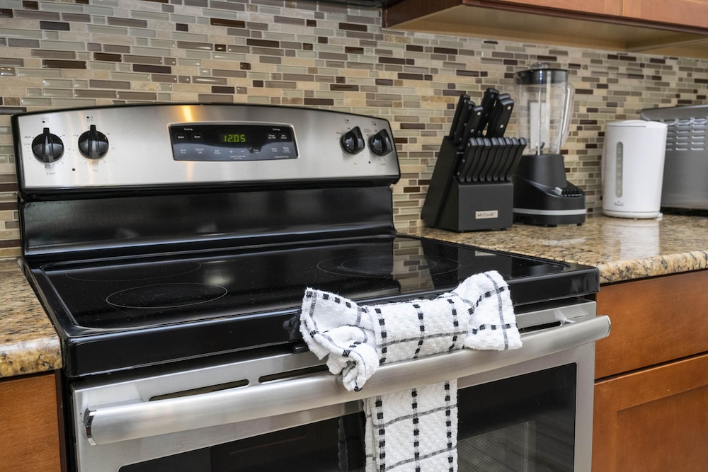 Beautiful 4BR 3BA Home w Pool at Storey Lake, Foto 28