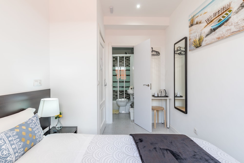 Economy Double Room, Private Bathroom photo 3
