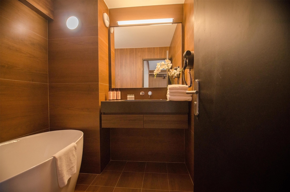 Suite - 1 Queen Bed - Photo 5