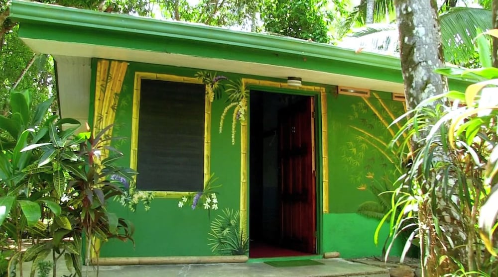 Classic Cabin, 1 Bedroom, River View, Garden Area photo 2