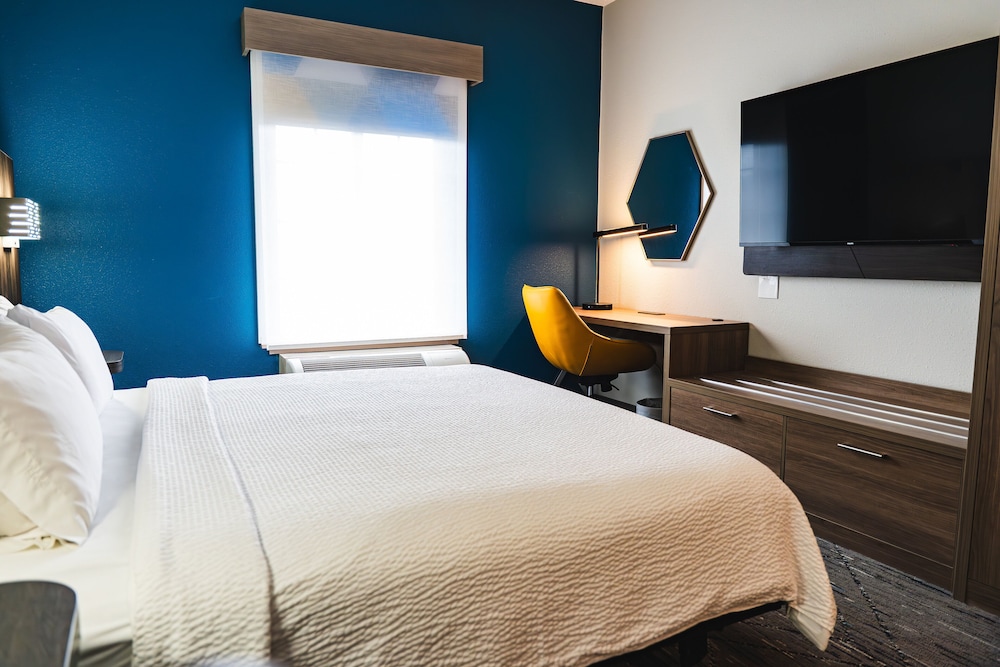 Standard Room, 1 Queen Bed, Accessible (Communications, Mobility) - Photo 4