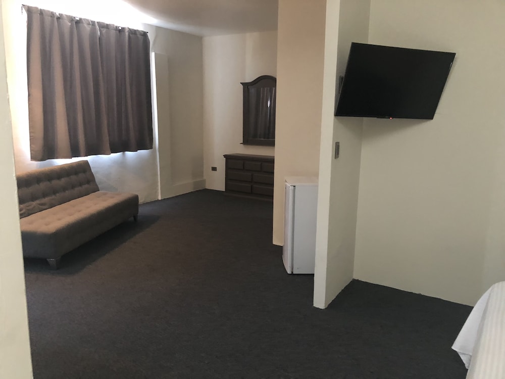 Junior Room, 1 King Bed, Private Bathroom - Photo 2