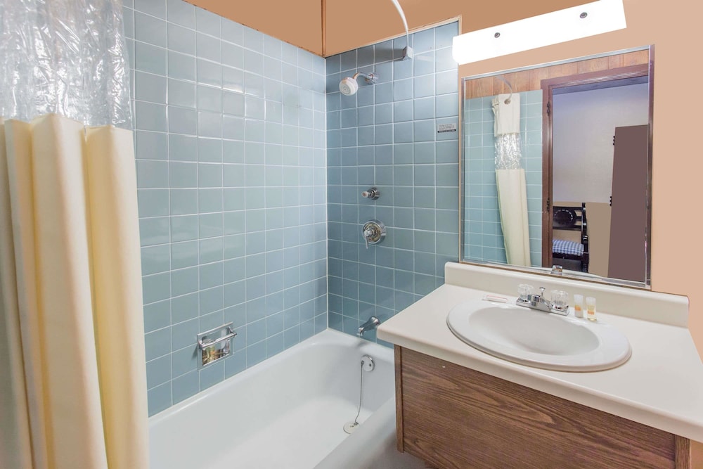 Standard Room, 2 Queen Beds - Photo 6