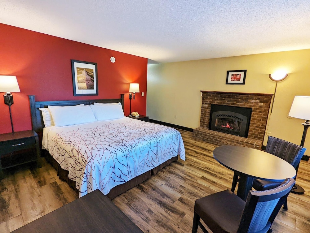 Deluxe Room, 1 King Bed, Jetted Tub, Mountain View
