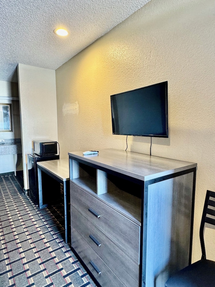 Standard Single Room, 1 King Bed, Non Smoking photo 3