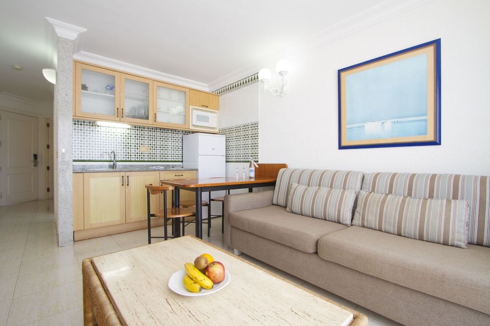 Two-bedroom apartment, pool view, balcony or terrace (3 adults) thumbnail 5