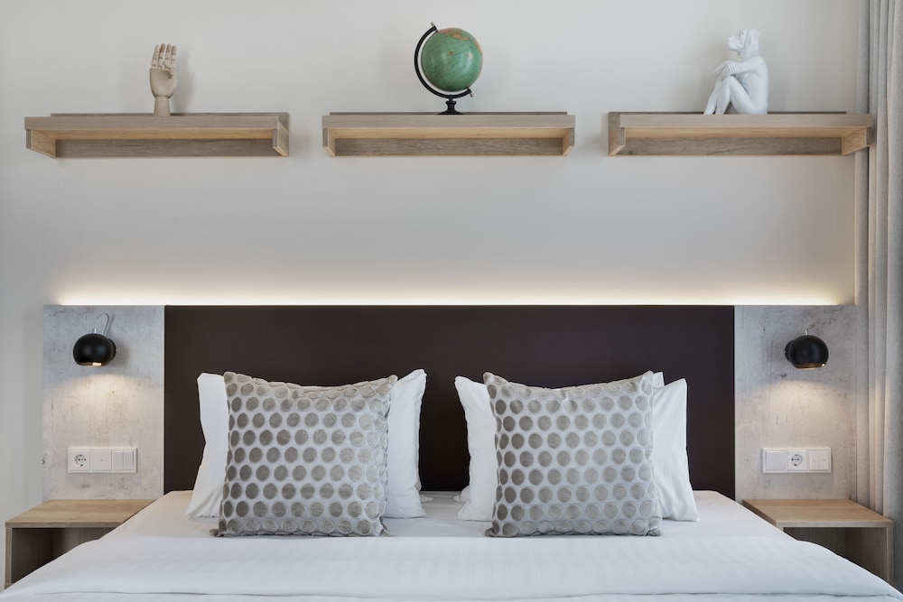 Suite - Photo 1