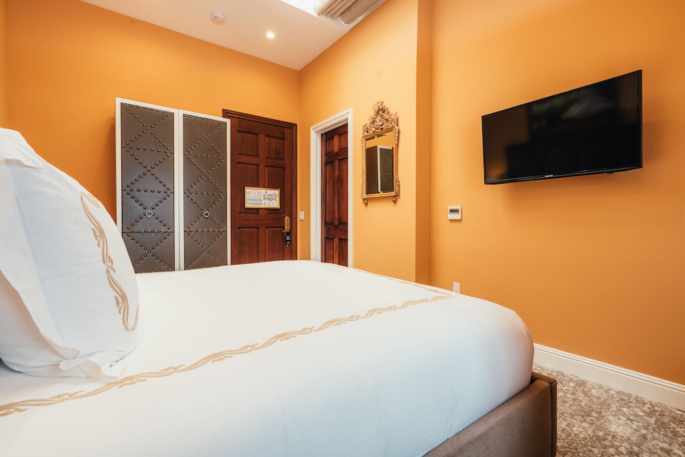 Deluxe King Room 2