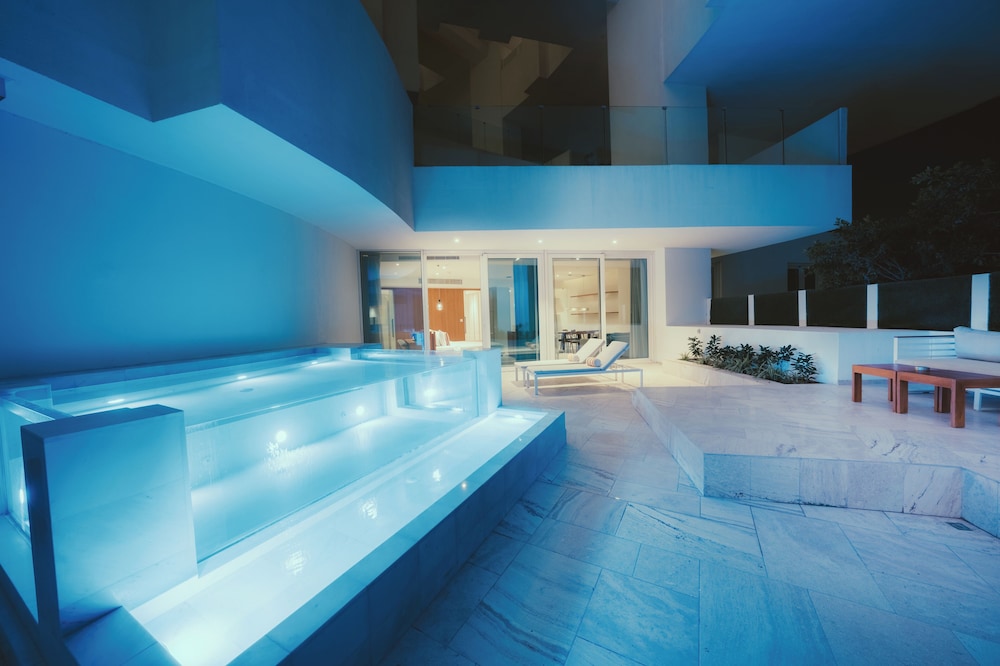 Master Suite w/Pool