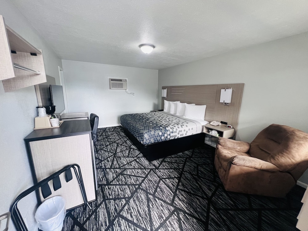 Standard Room, 1 King Bed - Photo 1