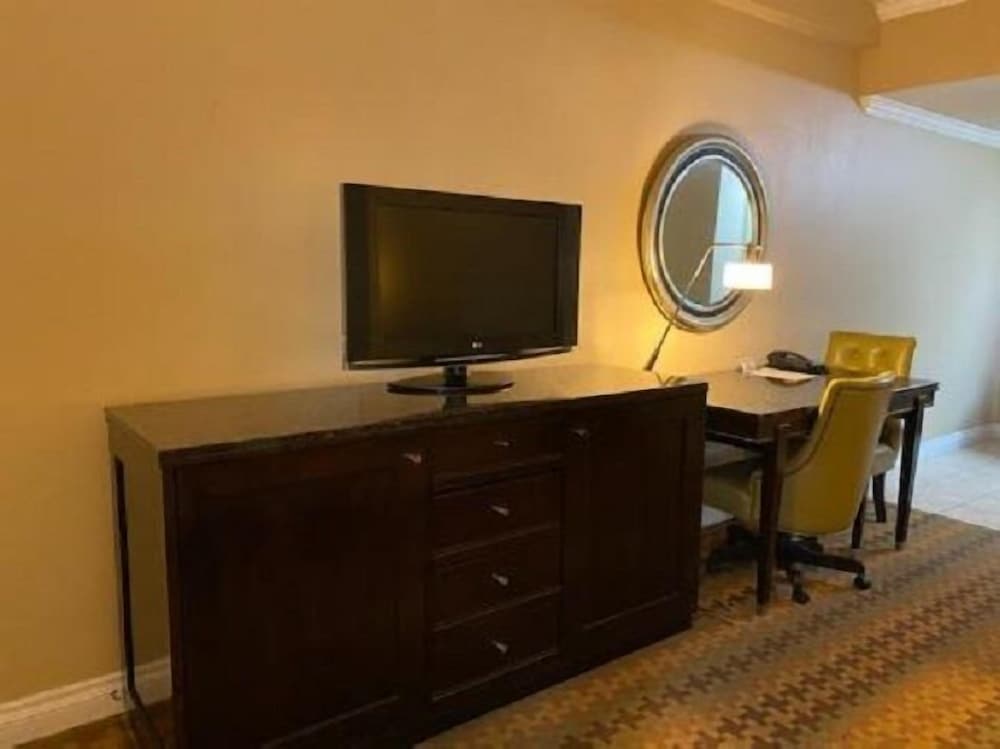 Standard Room, 1 King Bed, Non Smoking - Photo 3