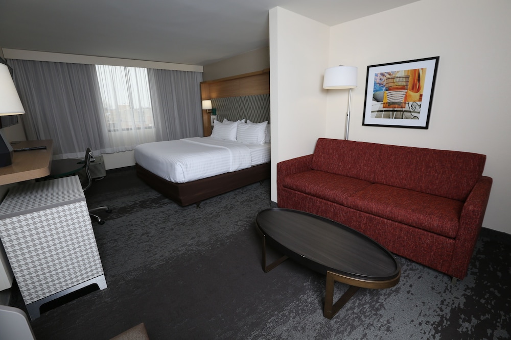 Suite, 1 King Bed - Photo 3