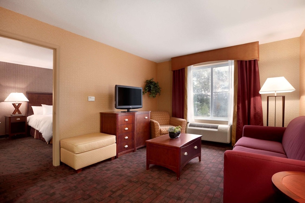 Suite, 2 Bedrooms, Accessible (Roll-in Shower) - Photo 1