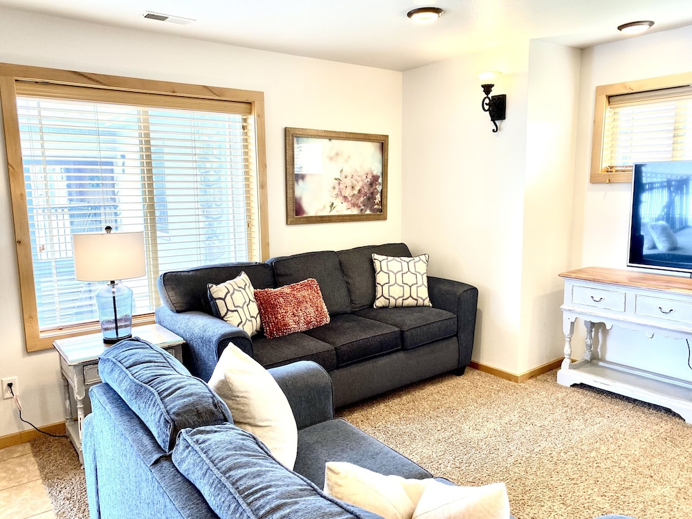Design Apartment, Accessible, Private Bathroom (5-Downstairs/Pets allowed) photo 1