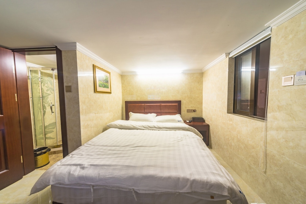 Special Offer Double Room--Half-Basement