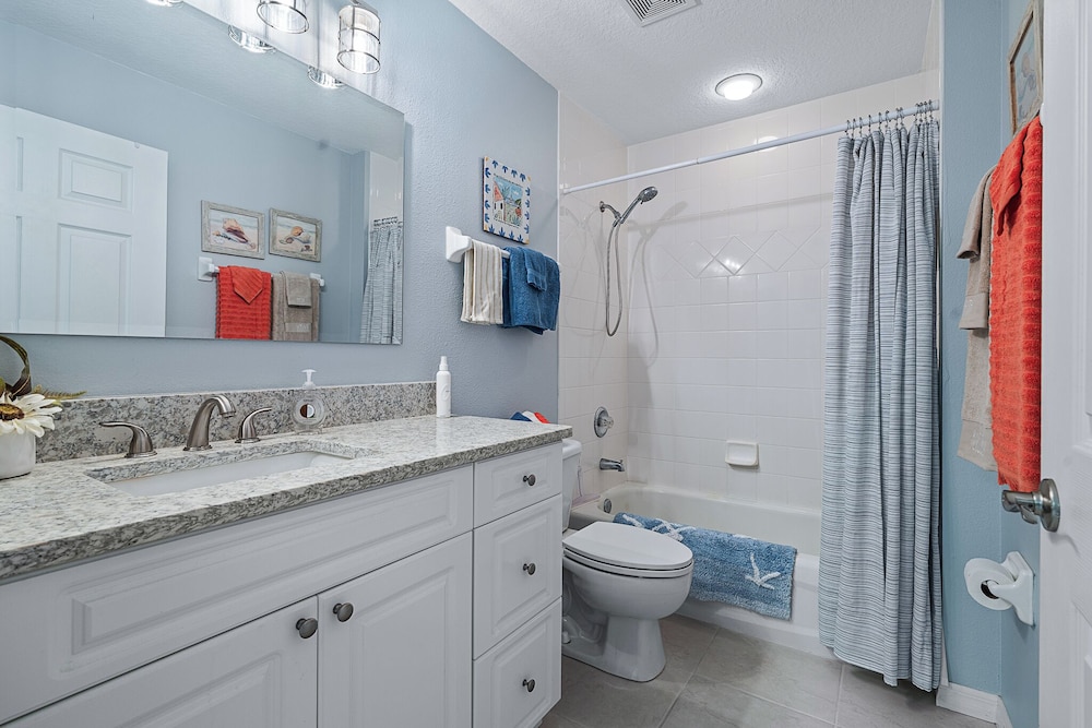Sunny 3BR Condo Steps to Beach Pool NSB FL, 사진 19
