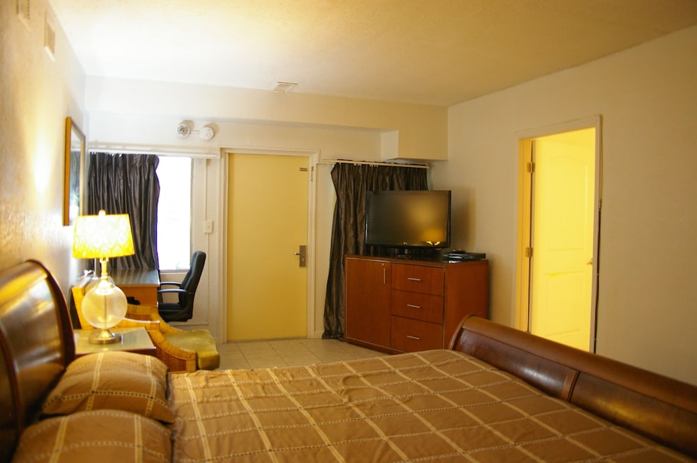 Standard Room, 1 King Bed, Accessible, Refrigerator & Microwave photo 1