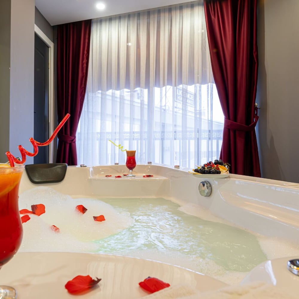 Deluxe Room, Private Bathroom, City View photo 2