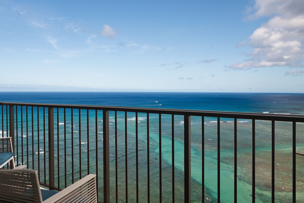 Room, 1 King Bed, Oceanfront (Infinity, Floor 20 to 27) thumbnail 5