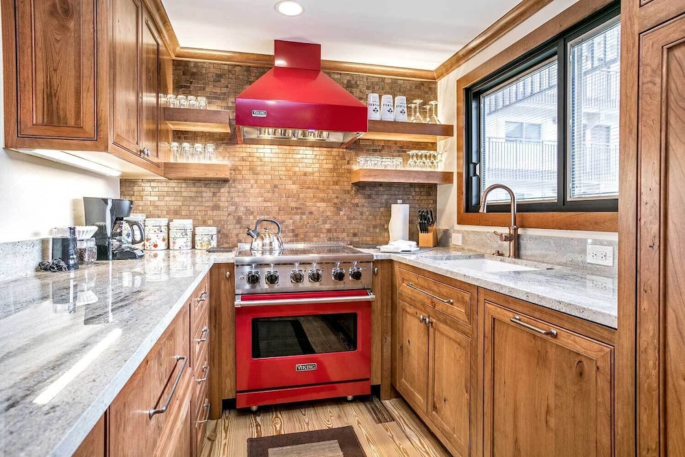 Condo, 2 Bedrooms 2 Bathrooms (Diamond 900 Square Foot Condominium) - Photo 1