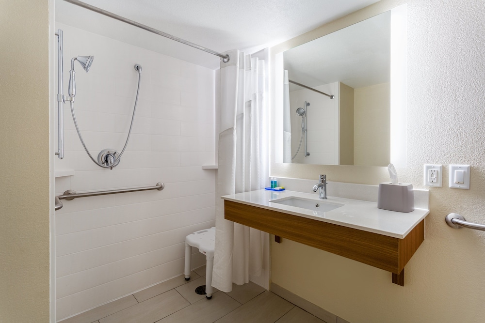 Room, 1 King Bed, Mobility Accessible (Communications Accessible) - Photo 3