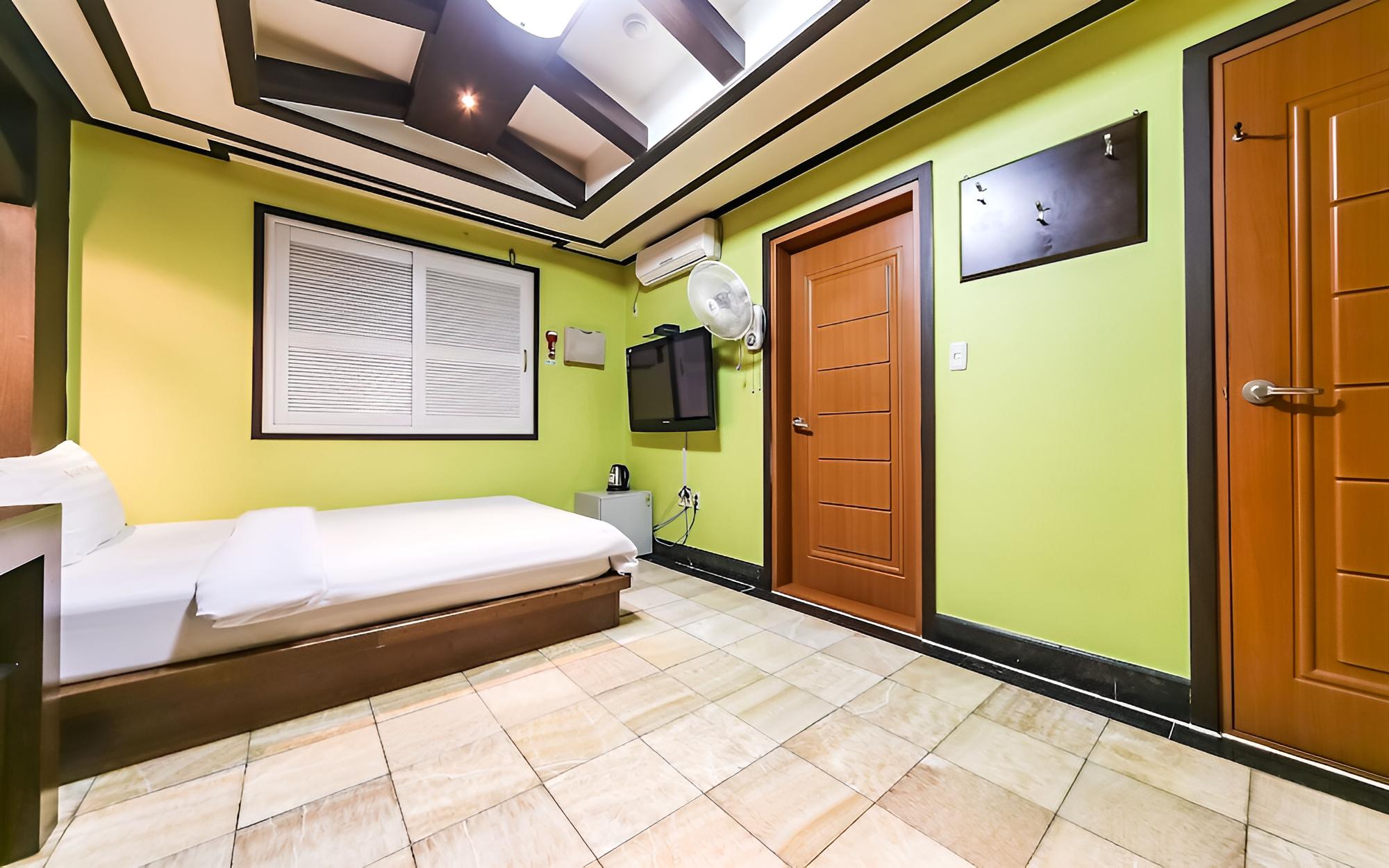 Room (Deluxe Room (Unlimited Netflix viewin) photo 1