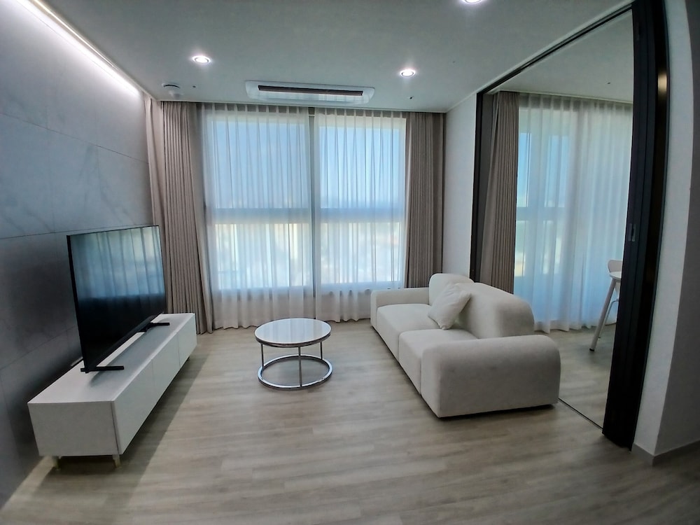 Deluxe No-Kitchen With Sliding Door