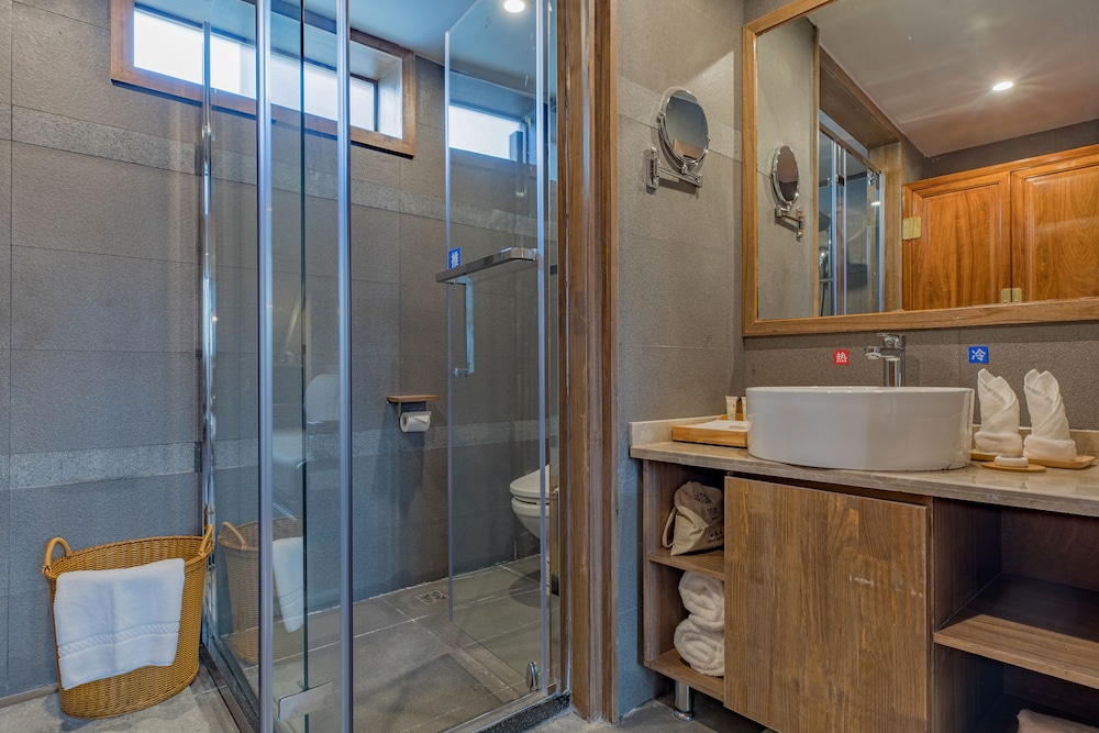 Suite - Photo 11