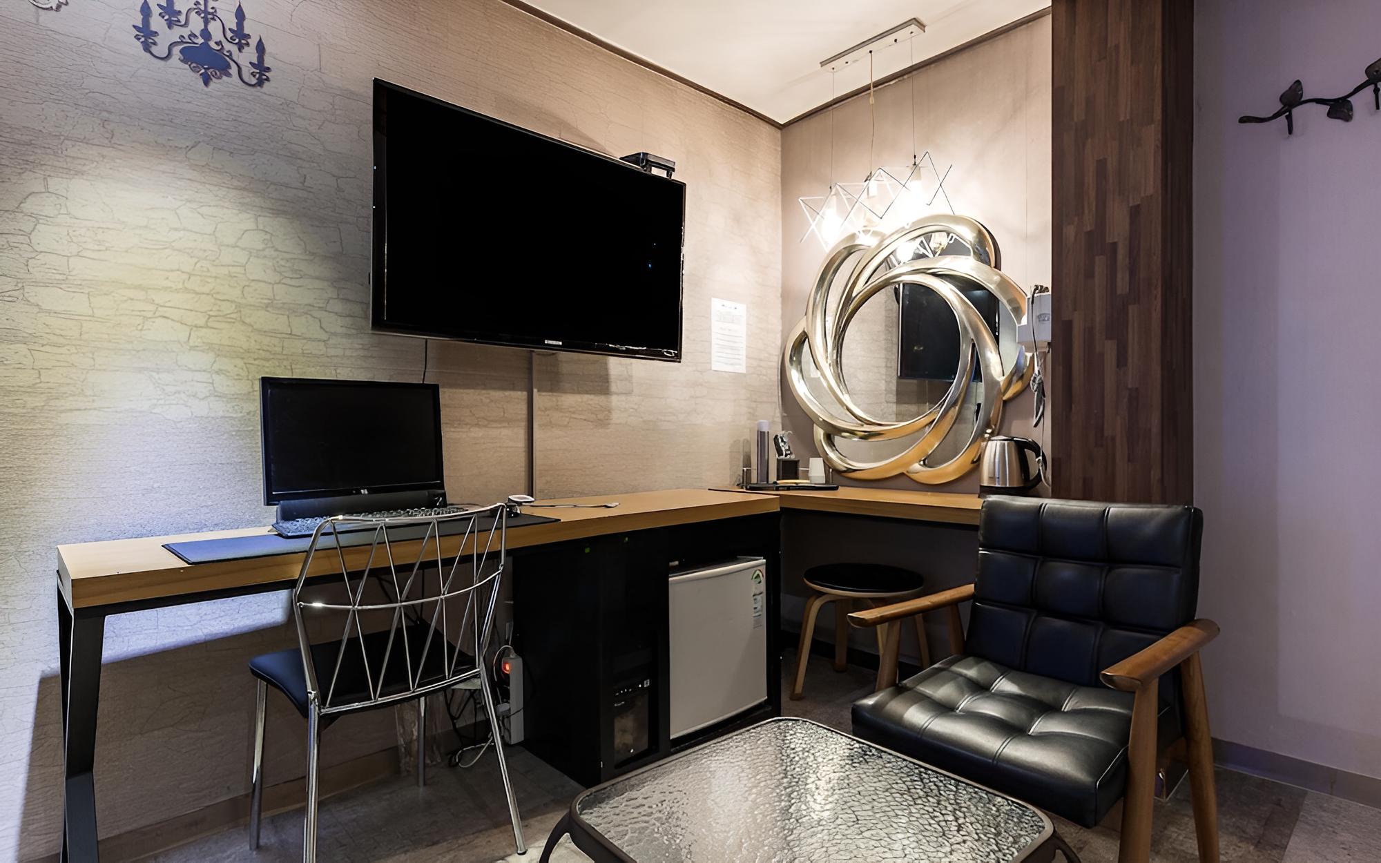 Room (VIP massage chair (Netflix/YouTube av)