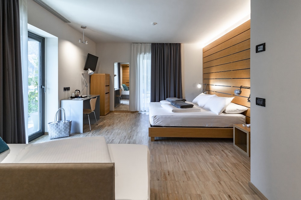 Panoramic Room, Lake View - Photo 10
