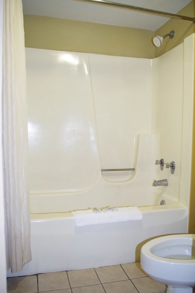 Room, 2 Queen Beds, Smoking - Photo 4