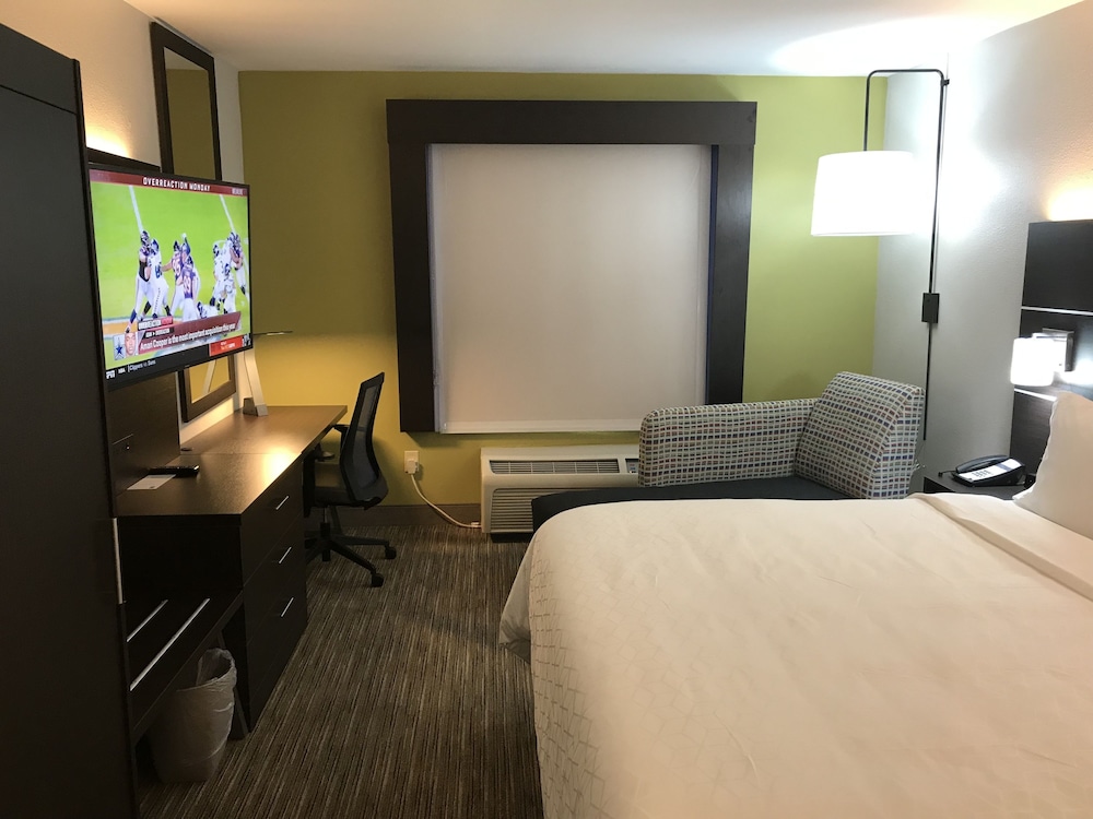 Standard Room, 1 King Bed, Accessible (Mobility, Roll-In Shower) - Photo 3